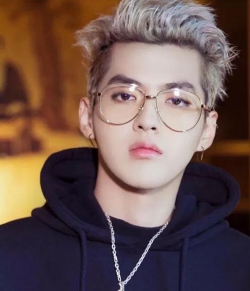 圈内爆料杨洋赵露思,甜蜜互动引粉丝热议